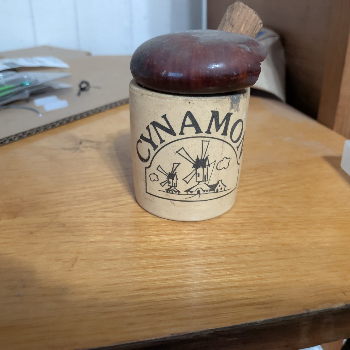 Retro ceramiczny pojemnik na cynamon z drewnianą pokrywą